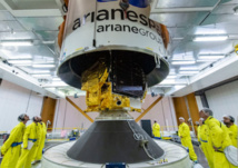 Dans un atelier de montage d'une fusée Ariane