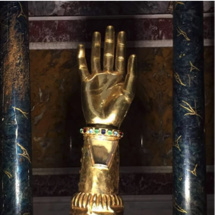 La main dorée du reliquaire