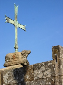 Sur les toits de la cathédrale, la croix des " Farapos " (fripes) marque le lieu où étaient brûlés les vieux vêtements"