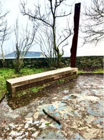 Un banc, un mat, le nom du lieu ...  Voila ce qui reste  à O Cebreiro