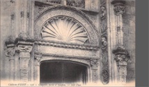 Château d'Usés, ébrasement de la porte de la chapelle