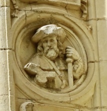A l'entrée de l'église