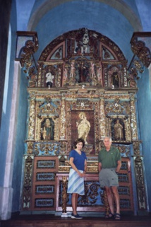 Mercedes et Jaime devant le retable de la chapelle de Vista Alegre