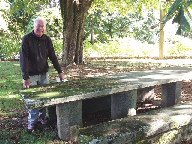 Jaime devant la table de pierre en 2003