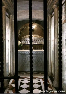 L'urne contenant les ossements découverts en 1879 L'urne contenant les ossements découverts en 1879