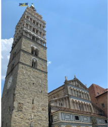 Saint-Jacques-de-Compostelle à Pistoia en l’année jacquaire 2022 : la bannière de l’Année sainte flotte sur la cathédrale san Zeno. Cliché de l’auteur.