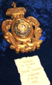 Relique de la tête de saint Jacques retrouvée dans l'église Saint-Jacques en 2013 Relique de la tête de saint Jacques retrouvée dans l'église Saint-Jacques en 2013