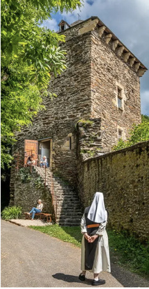 Une religieuse au pied de l'escalier donnant accès  la tour (Copie d'écran de la photo de MAXIME FRAISSE POUR LE PÈLERIN)