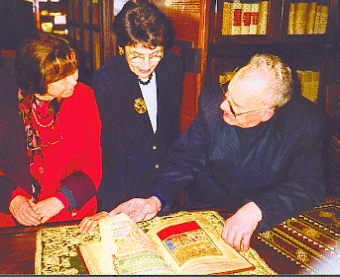 Visite de membres du Bureau de l'Union à Compostelle en 2001. Don Jaime présente le Codex Calixtinus à  Denise Péricard Méa et Marie-Françoise Migeot.