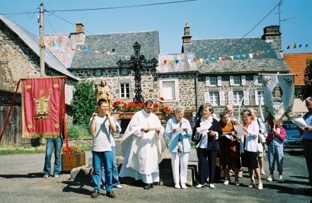 Le Bru, procession de 2004, chant devant la croix