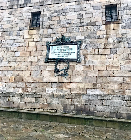 Plaque mémoriale, place Quintana