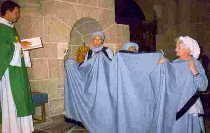 L'offrande d'un tapis d'autel dans la chapelle des rois de France