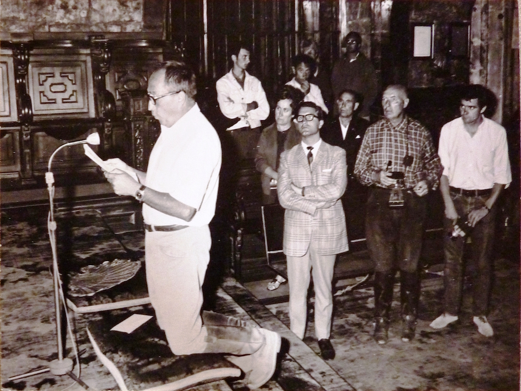 1965, Henri lit l'offrande à saint Jacques à l'issue de la chevauchée qu'il avait promise en 1963