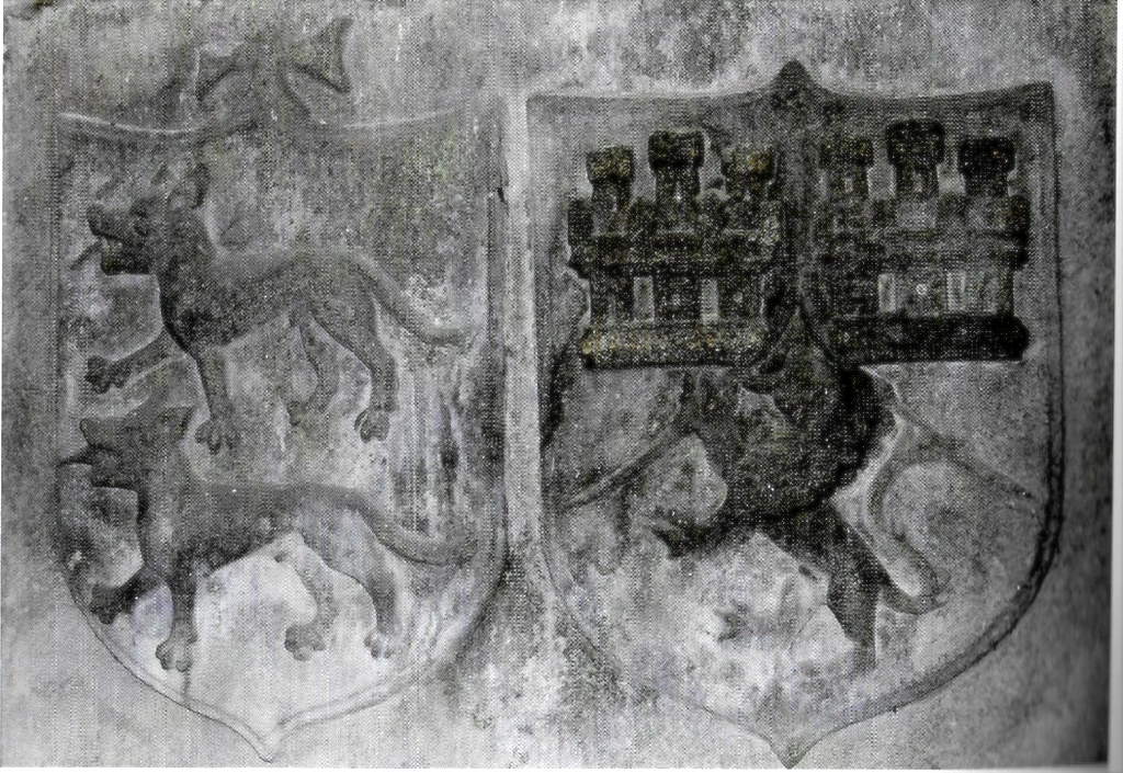 Ecus sur la tour du roi de France (cl. auteur) Ecus sur la tour du roi de France (cl. auteur)