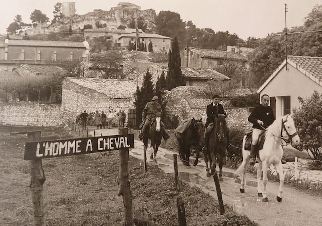 Sur son cheval blanc, Henri Roque sort de son Centre équestre
