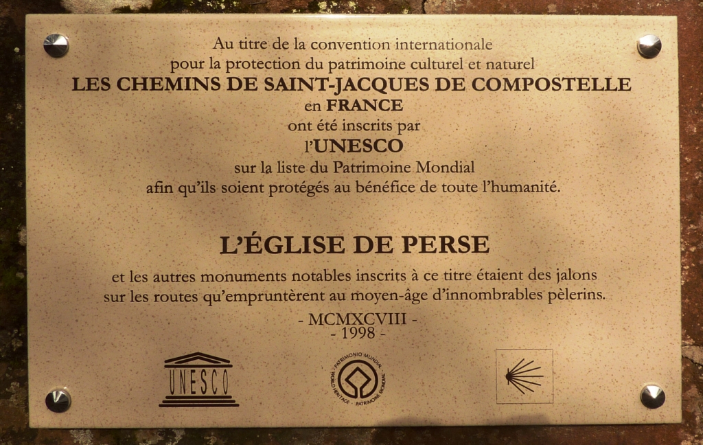 Plaque apposée sur l'église de Perse dans l'Aveyron. Cette église ne fait pas partie des 71 monuments justifiant l'inscriotion..