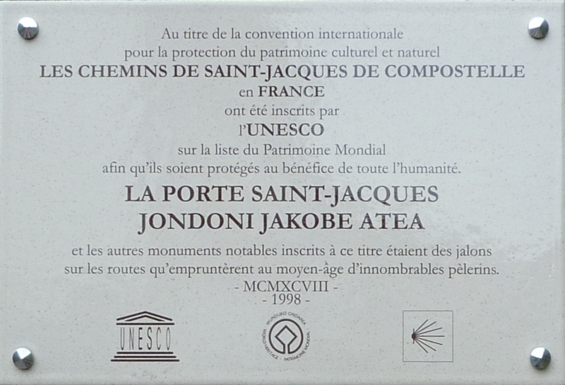 Rédaction ambiguë de ces plaques qui laissent croire que ce sont les chemins qui ont été inscrits alors que ce sont les monuments