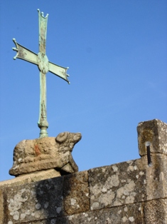 Sur les toits de la cathédrale, la croix des " Farapos " (fripes) marque le lieu où étaient brûlés les vieux vêtements"