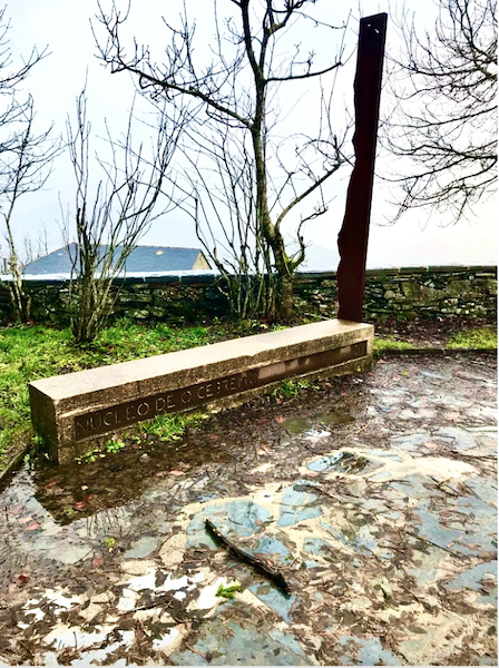 Un banc, un mat, le nom du lieu ...  Voila ce qui reste  à O Cebreiro
