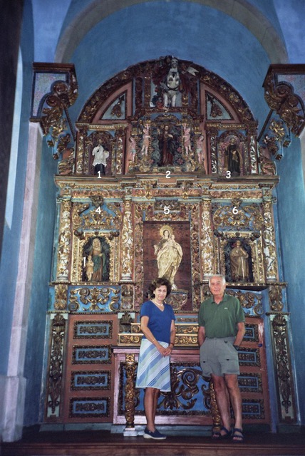 Mercedes et Jaime devant le retable de la chapelle de Vista Alegre