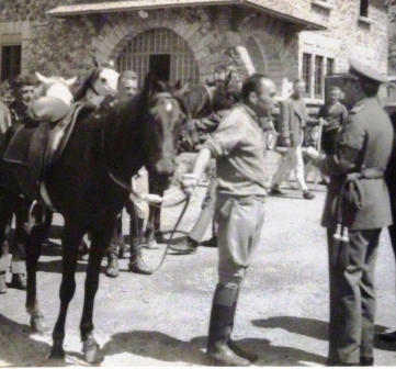 Au Somport, Henri Roque et le général commandant la cavalerie espagnole (cl ArchMili)