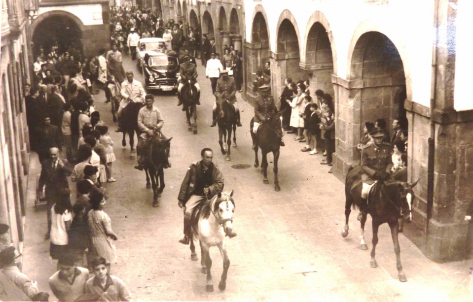Henri Roque en tête des cavaliers français à Compostelle en 1963