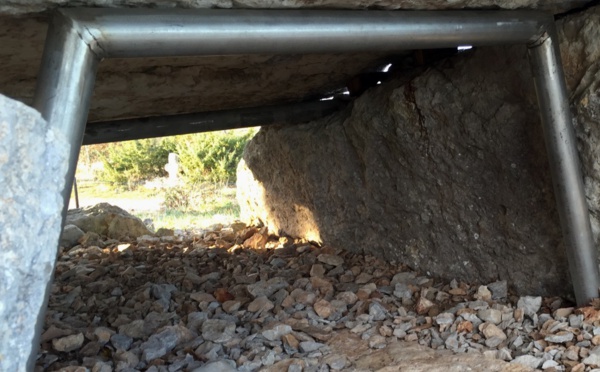 Quitter l'abri du dolmen