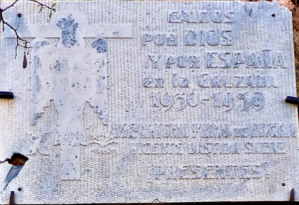 48- Clavijo plaque mur église  à droite