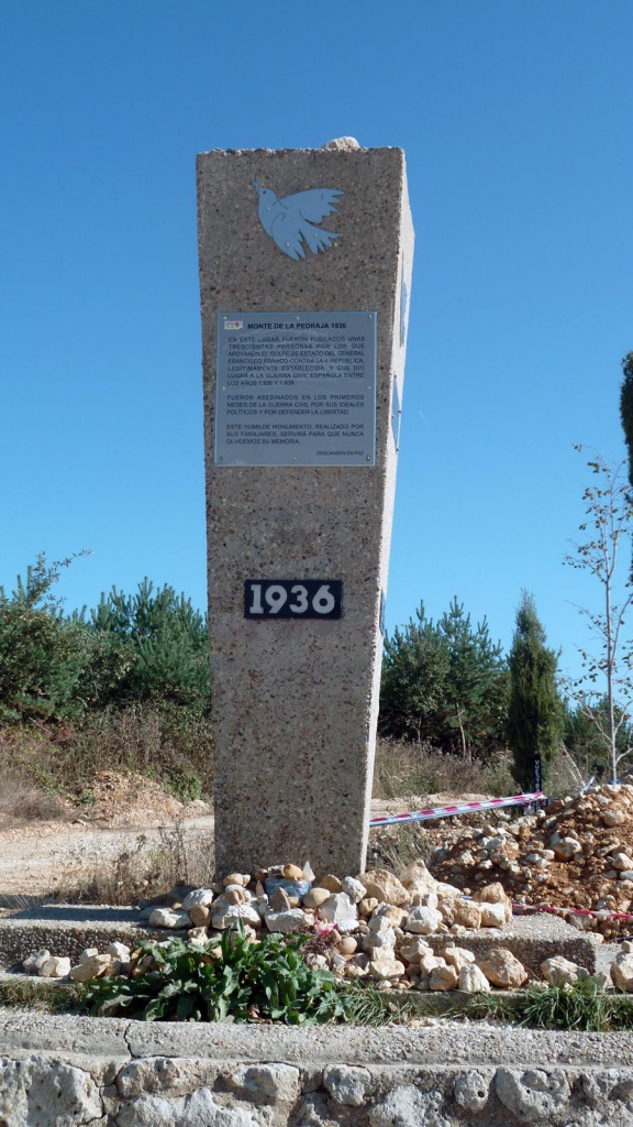 Pedraja, stèle face avec plaque commémorative