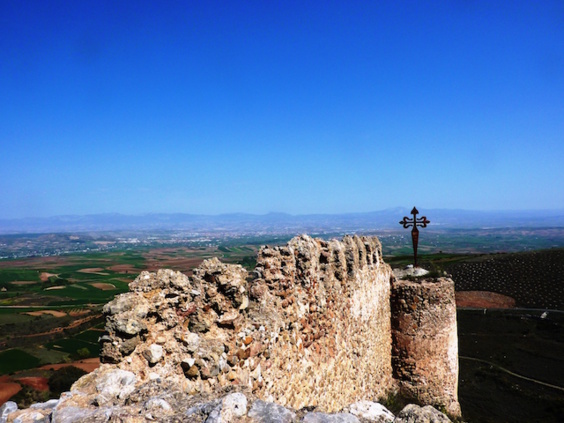 A Clavijo, la croix de Saint-Jacques domine la plaine A Clavijo, la croix de Saint-Jacques domine la plaine